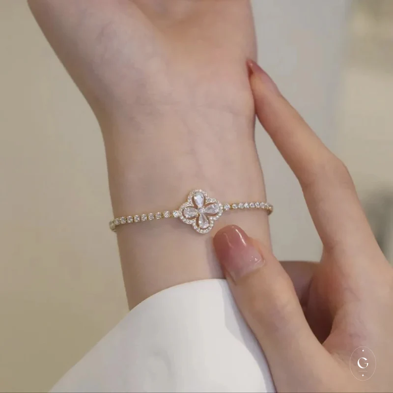 Delicate Starlight Four Leaf Clover Bracelet: Minimalist Charm with Powerful Meaning.